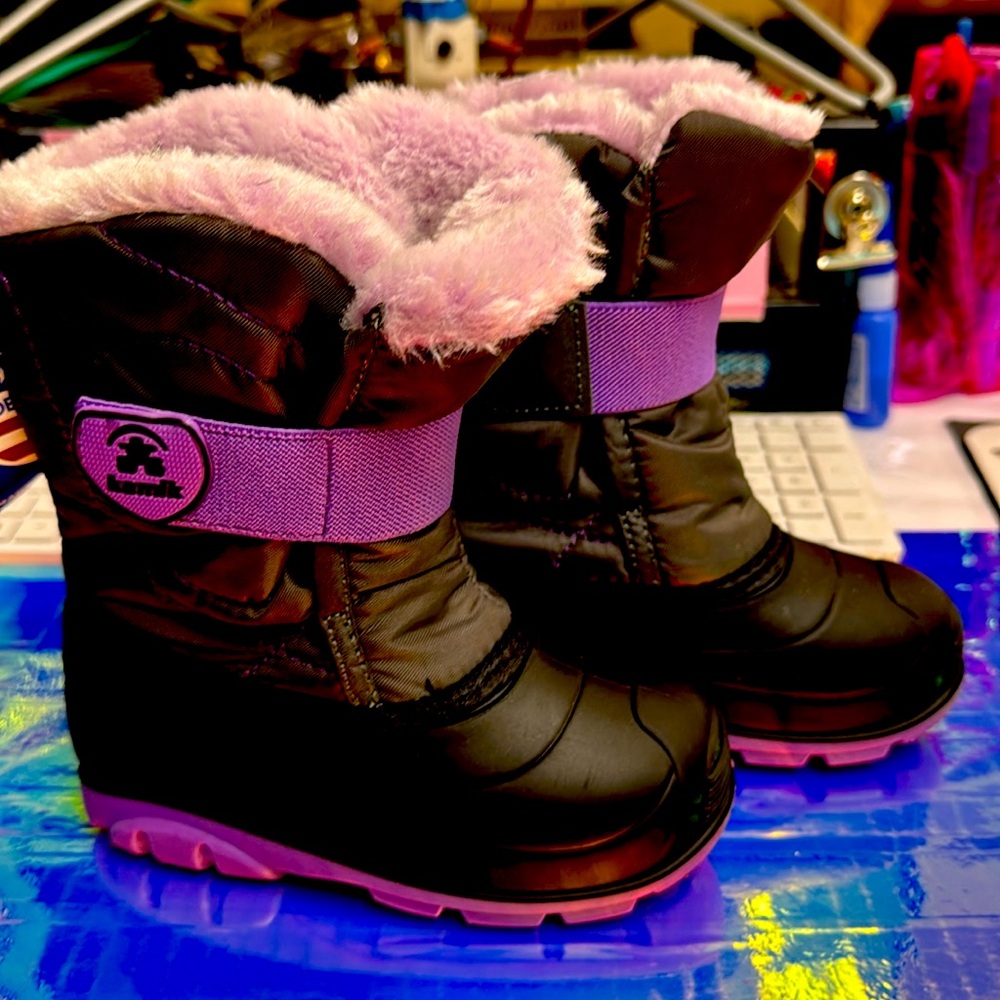 Girls Kamik snow boots sz 9